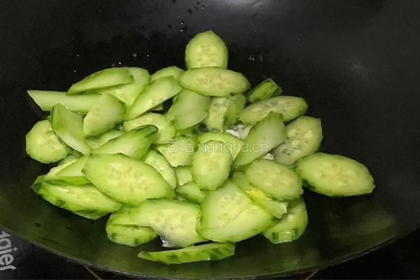肉丸子片炒黄瓜的做法图解3