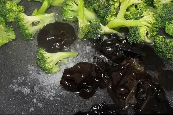 黑木耳炒西兰花的做法图解2