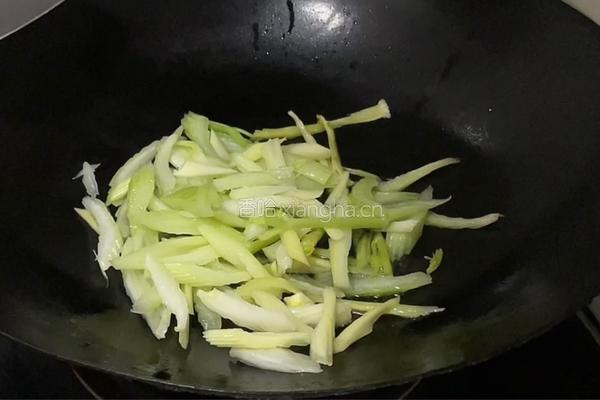芹菜炒扇贝的做法图解3