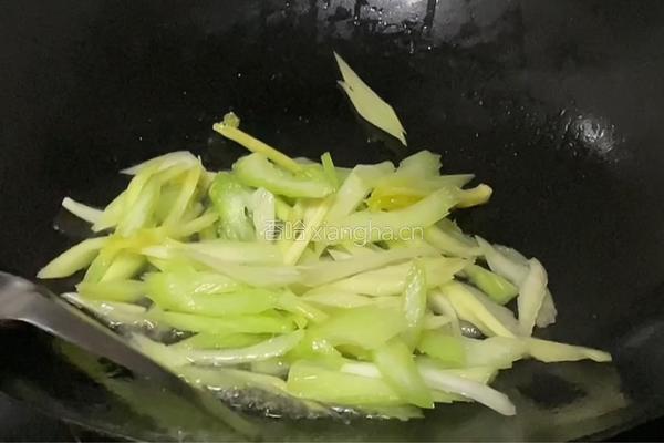 芹菜炒扇贝的做法图解4
