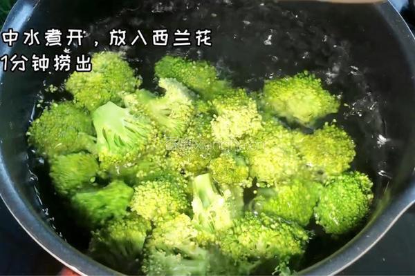 西蓝花炒虾仁的做法图解2