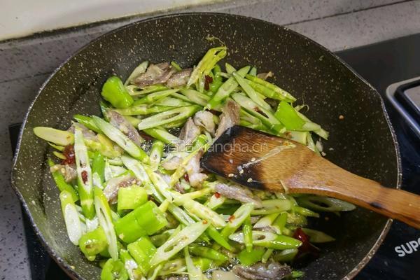 五花肉炒金竹笋的做法图解4