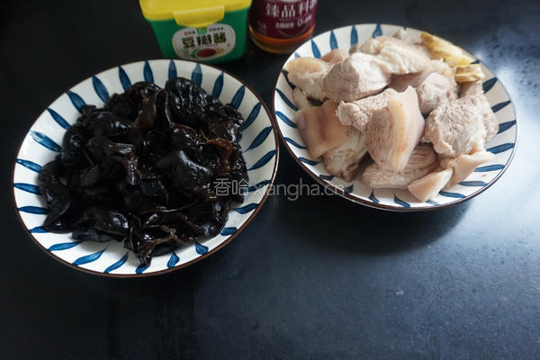 木耳炖肉 的做法图解1