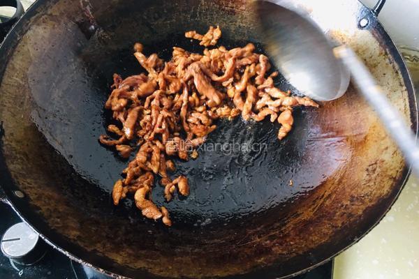 黄豆芽炒过油肉的做法图解4