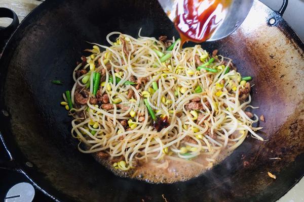 黄豆芽炒过油肉的做法图解8