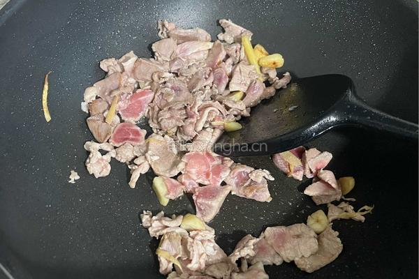 辣椒炒土猪肉的做法图解2