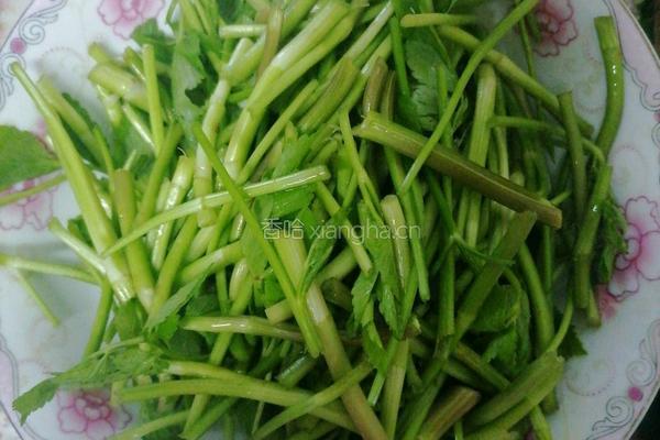 瘦肉水芹菜的做法图解1