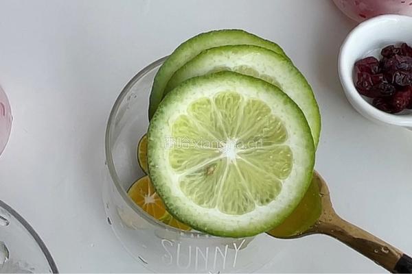 蔓越莓青柠气泡水的做法图解3