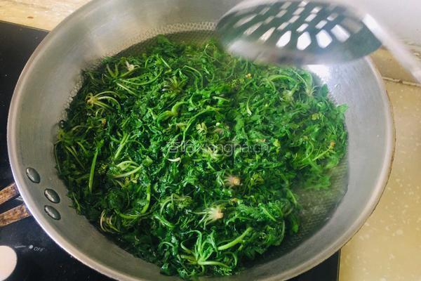 荠菜大肉水饺的做法图解3