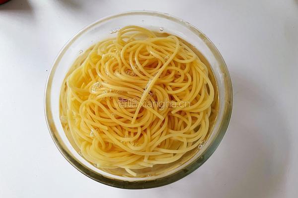 牛肉炒意面的做法图解6