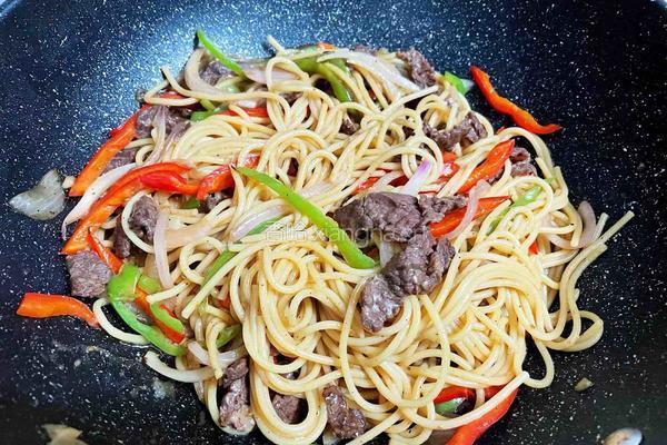 牛肉炒意面的做法图解12