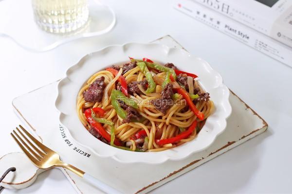 牛肉炒意面的做法图解13