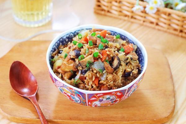 香菇鸡腿肉焖饭