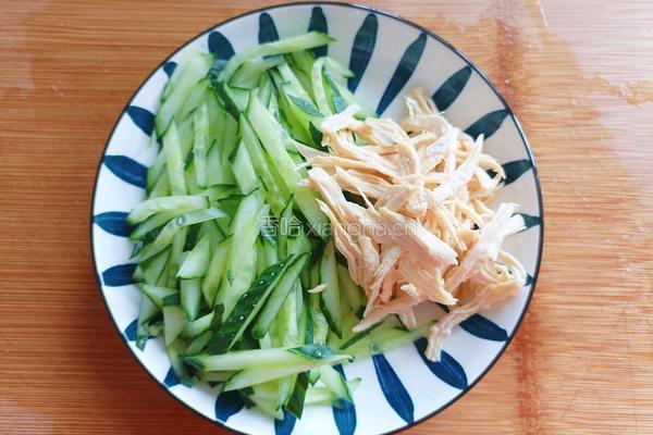 凉拌黄瓜鸡胸肉的做法图解4