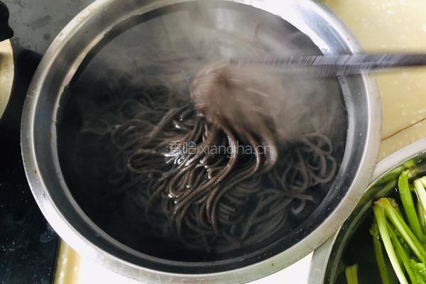 凉拌蕨根粉的做法图解3