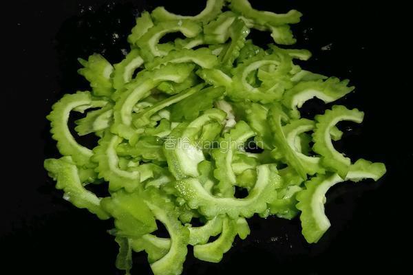 鸡蛋苦瓜的做法图解4