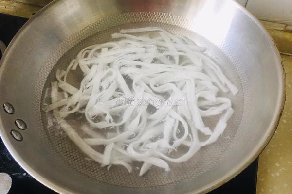莲花菜粉条炒鸡蛋的做法图解2