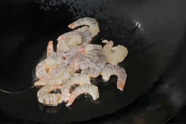 虾仁炒黄瓜的做法图解1