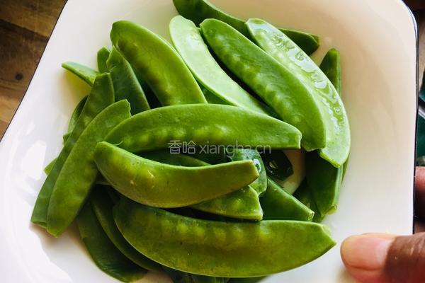 清炒荷兰豆的做法图解1