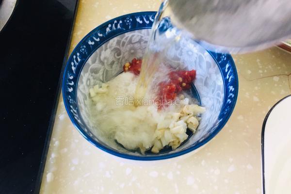 蒜蓉辣酱蒸金针菇的做法图解2