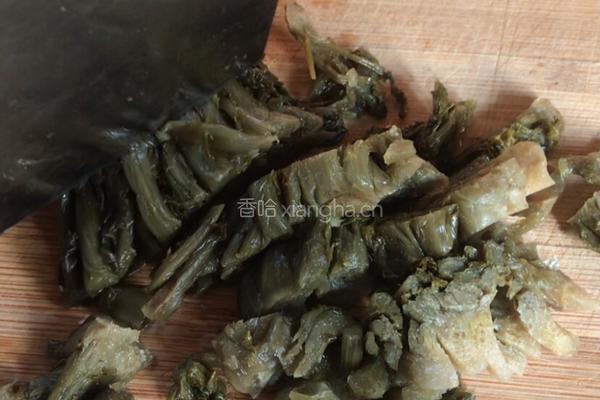 酸菜炒春笋的做法图解2