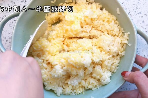 腊肠鸡蛋炒饭的做法图解2
