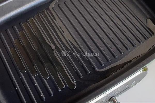 青椒炒谷物米饭的做法图解2