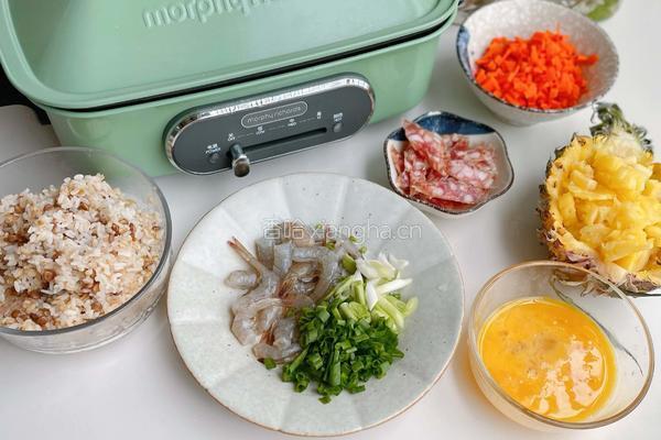 菠萝虾仁谷物饭的做法图解1