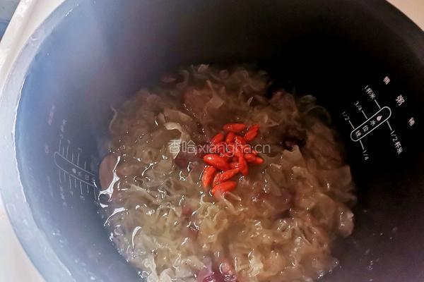 蔓越莓银耳羹的做法图解5