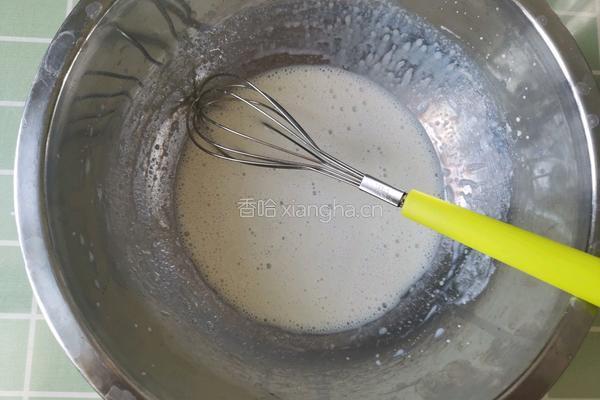 红豆中空戚风蛋糕的做法图解2