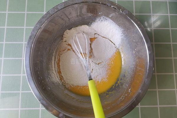 红豆中空戚风蛋糕的做法图解4