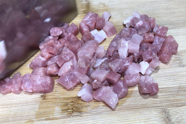 豌豆米炒肉丁的做法图解1