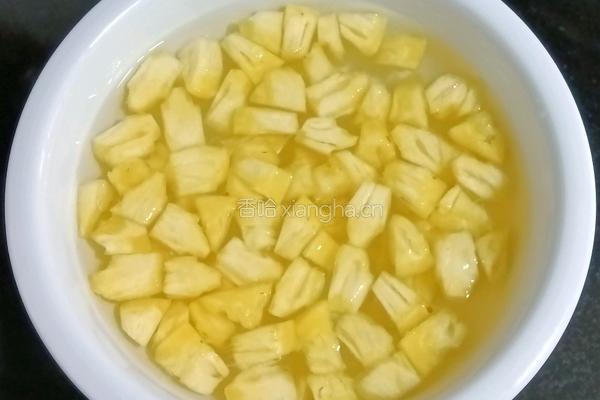 菠萝时蔬炒饭的做法图解2