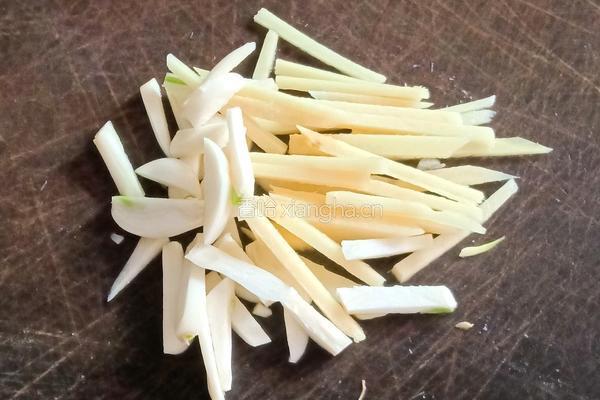 红枣枸杞蒸鸡的做法图解2