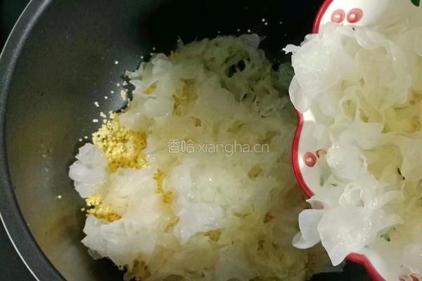 雪梨银耳小米粥的做法图解5