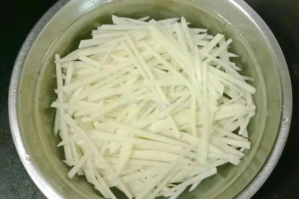 胡萝卜鸡蛋卷饼的做法图解1