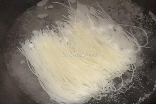 蛤蜊清汤米粉的做法图解2