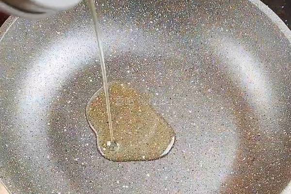 鲍鱼炒面的做法图解1