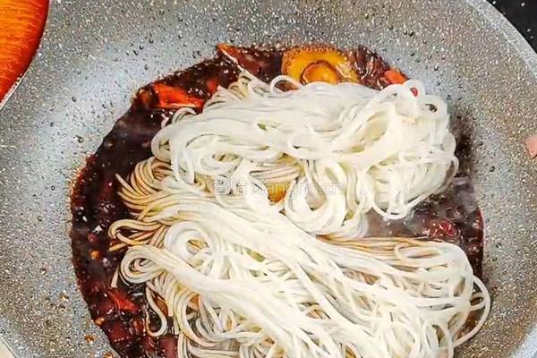 鲍鱼炒面的做法图解6