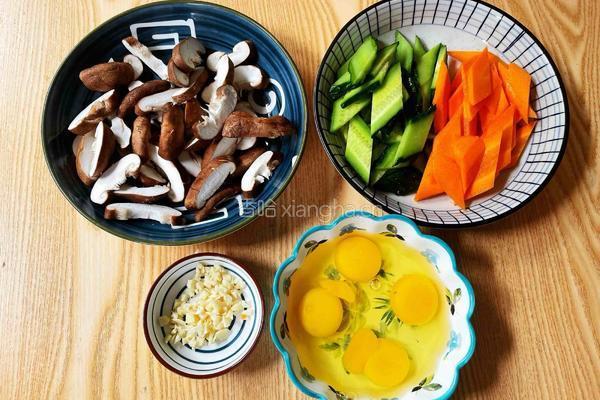 鸡蛋香菇炒时蔬的做法图解2