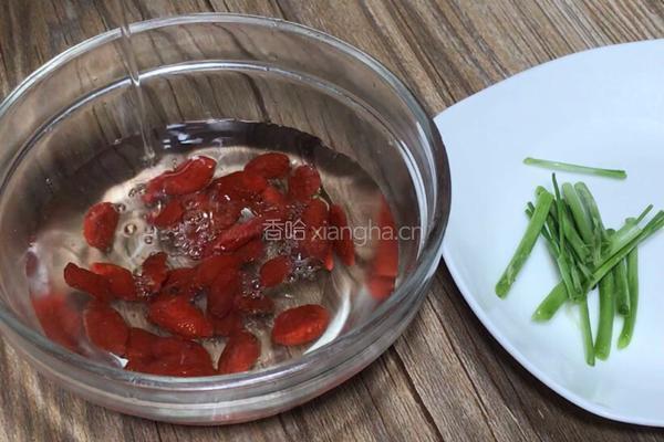 枸杞黄瓜炒鸡蛋的做法图解2