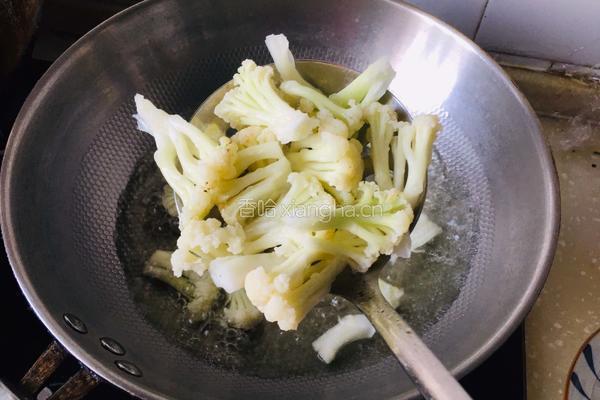 菜花炒肉丝的做法图解2