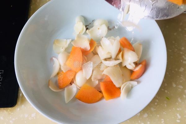 胡萝卜炒百合的做法图解3