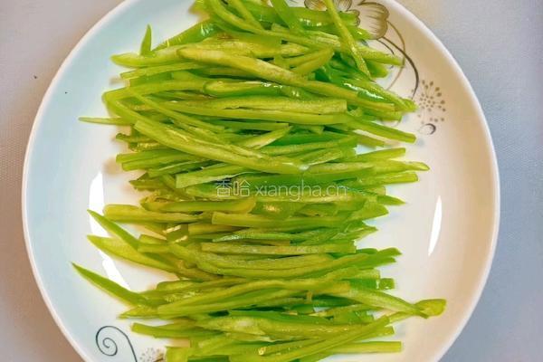 辣椒炒肉丝的做法图解1