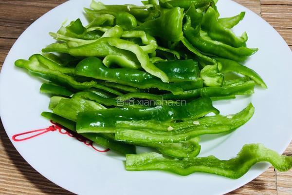 青椒炒豆干边的做法图解2