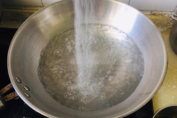 蒜香白灼菜心的做法图解1