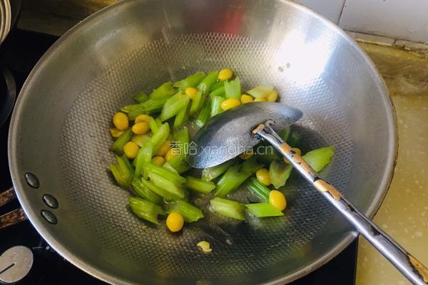 西芹炒白果的做法图解10