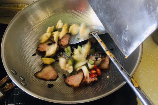 萝卜干炒腊肉的做法图解4
