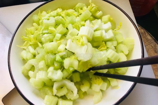 生渍芹菜心的做法图解4