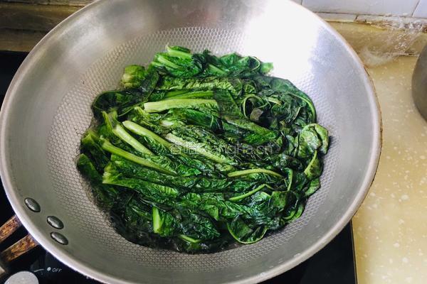 蒜香莴笋叶的做法图解2